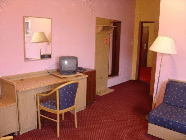 Rezydencja Parkowa Hotel Varsó Kültér fotó